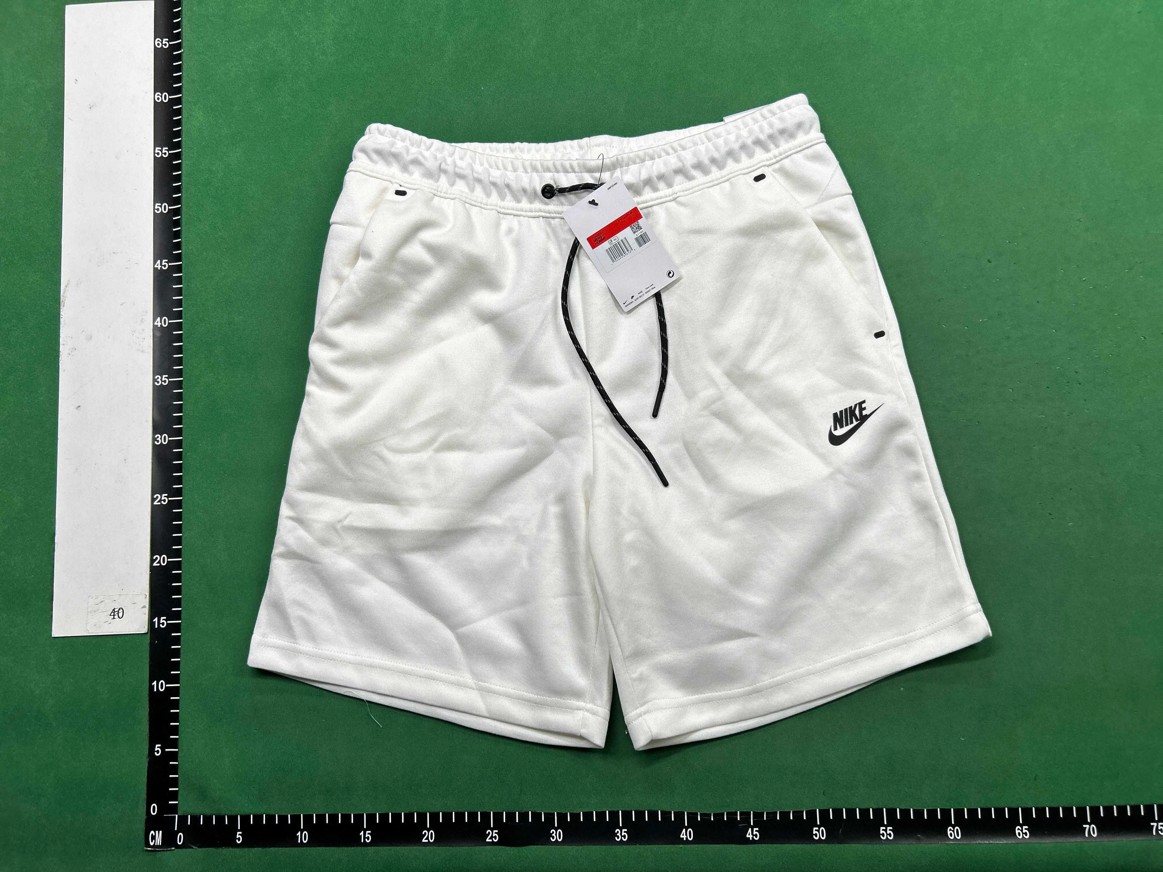 NIKE TECH ŠORC