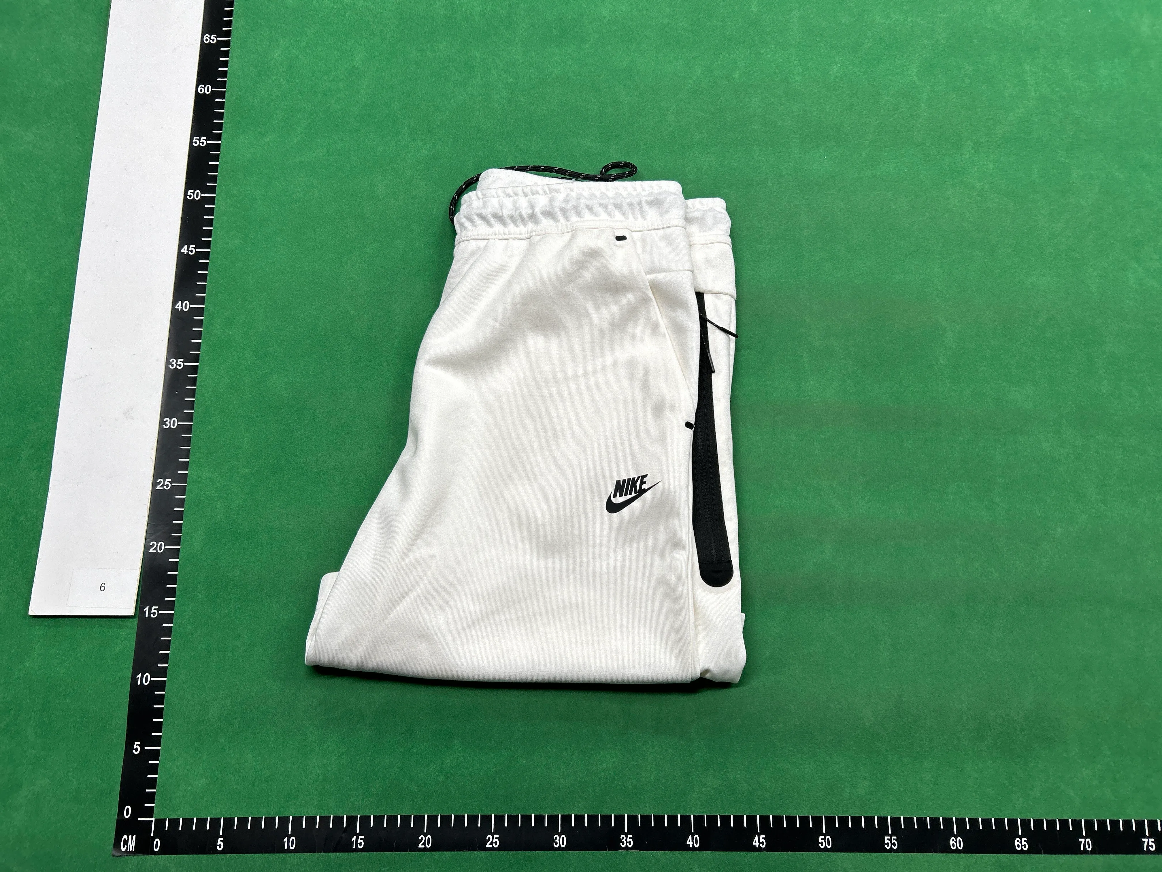 NIKE TECH ŠORC