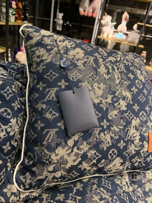 Lv Pillow